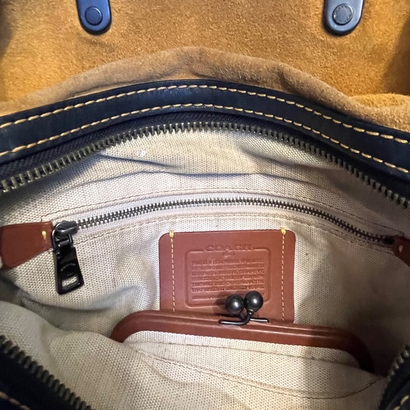 Coach Rouge - Picture 2 of 5